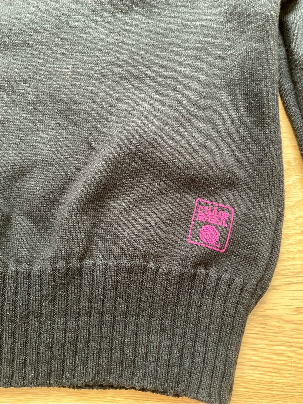 Diesel Women’s Black/Charcoal Gray V-Neck Sweater with Pink Logo Patch. Sz M - Picture 3 of 8